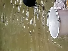 Czarny z czerwoną filmy darmowe s koszulą