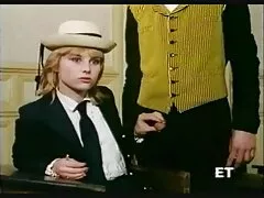 Biały mężczyzna wnika brutalny sex za darmo do pochwy czarnej kobiety i cieszy się pojawieniem się wycieku spermy