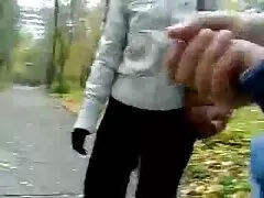 Dziewczyna ssała darmowe filmy nastolatek faceta w lesie i wyciągnęła go